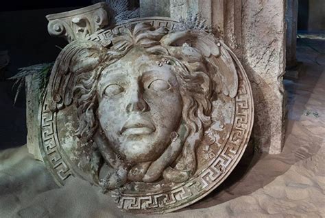 Storia della Medusa di Versace, il simbolo che 